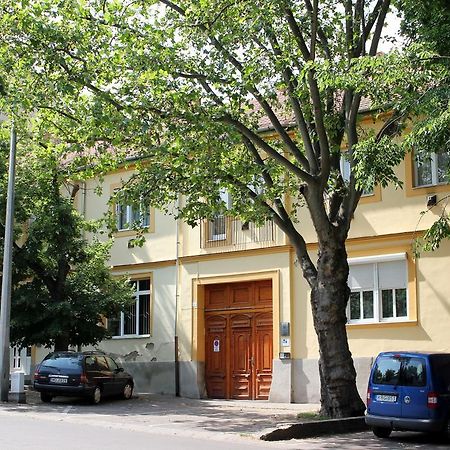 Veva Apartman - Eger Maganszallashely Ngoại thất bức ảnh
