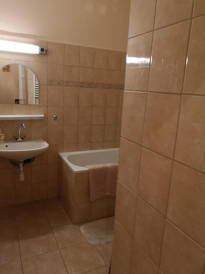 Veva Apartman - Eger Maganszallashely Ngoại thất bức ảnh