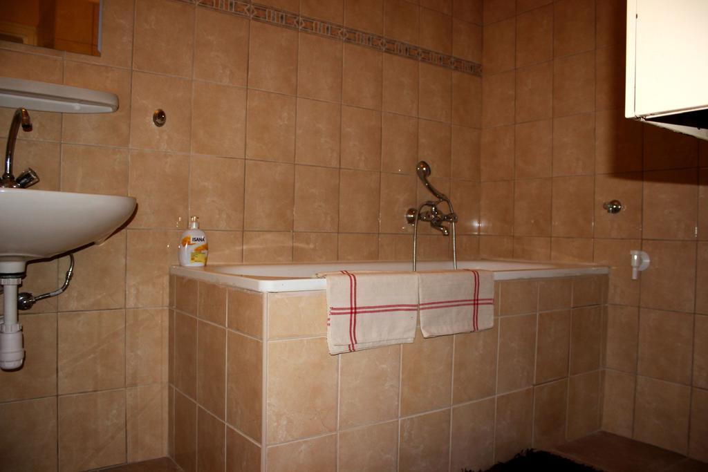 Veva Apartman - Eger Maganszallashely Ngoại thất bức ảnh