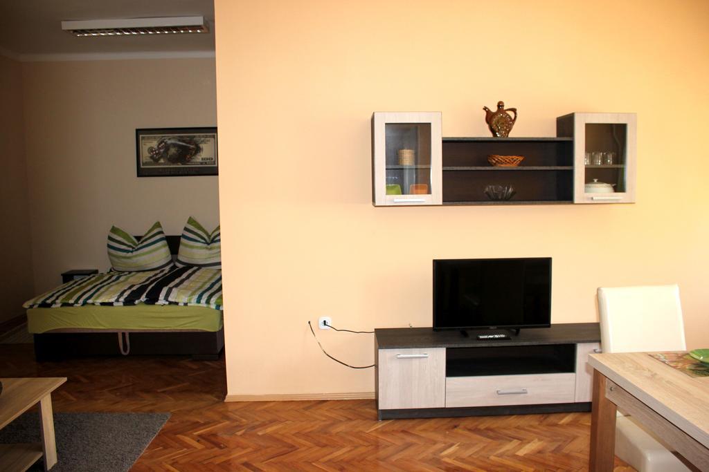 Veva Apartman - Eger Maganszallashely Ngoại thất bức ảnh